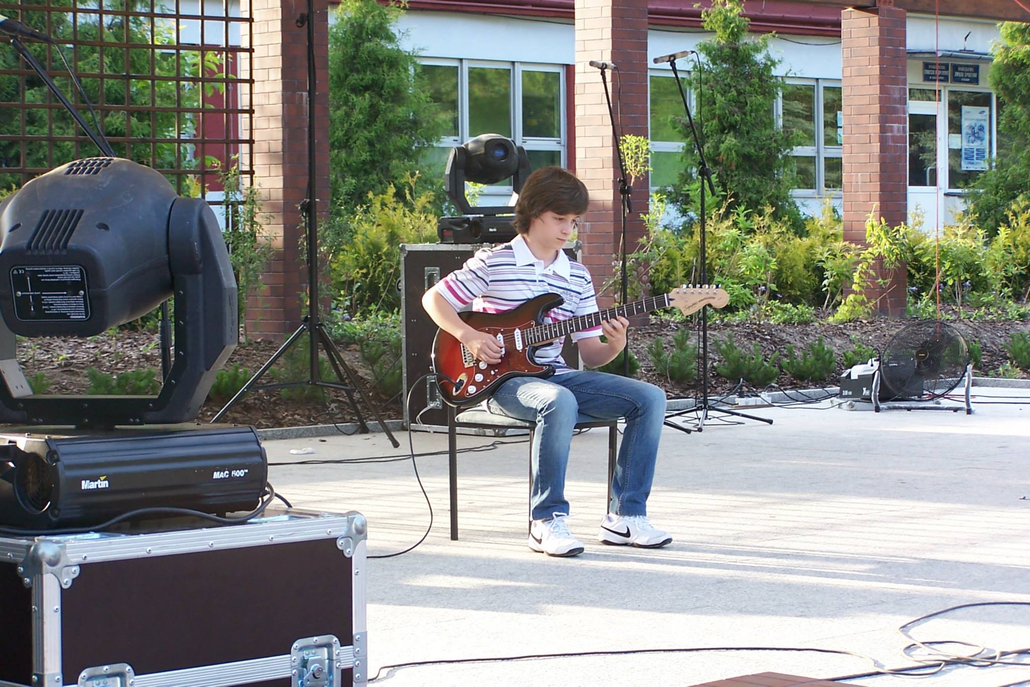 chłopak gra na gitarze zdjęcie numer 2