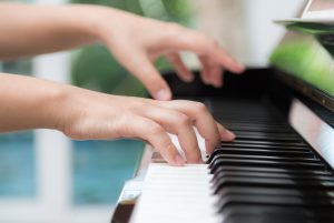 ręce które grają utwór na pianinie