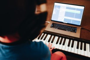 chłopiec gra na keyboardzie